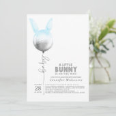 Einige Bunny Blue Balloon Elegante Spring Baby Dus Einladung (Stehend Vorderseite)