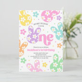 Einige Bunny Daisy Floral Pastel Frühling 1. Gebur Einladung (Stehend Vorderseite)