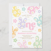 Einige Bunny Daisy Floral Pastel Frühling 1. Gebur Einladung (Vorderseite)