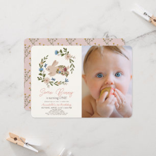 Einige Bunny Floral Wreath 1. Geburtstag Foto Einladung