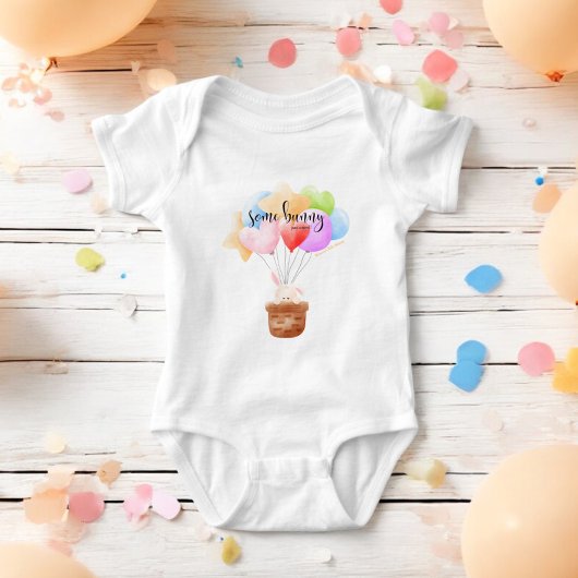 Einige Bunny gerade angekommen Rainbow Balloons Baby Strampler