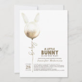 Einige Bunny Gold Ballon Elegante Spring Baby Dusc Einladung (Vorderseite)