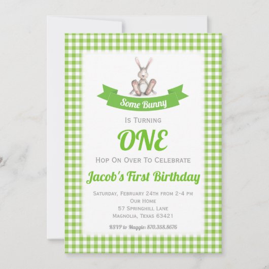 Einige Bunny Green Gingham Birthday Einladung (Vorderseite)