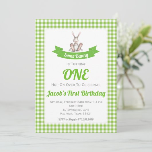 Einige Bunny Green Gingham Birthday Einladung (Stehend Vorderseite)
