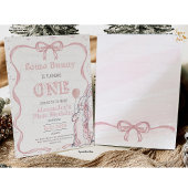 Einige Bunny ist ein und beugte Osterkaninchen-Frü Einladung