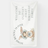 Einige Bunny ist ein Willkommensgruss 1. Geburtsta Banner (Vertikal)