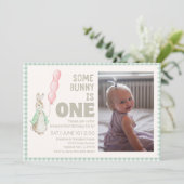 Einige Bunny ist eine Einladung zum ersten Geburts (Stehend Vorderseite)