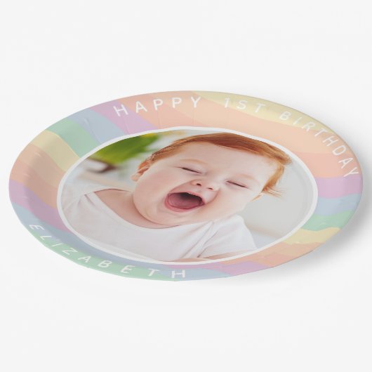 Einige Bunny ist eine Niedliche Rainbow Birthday F Pappteller (Schrägansicht)