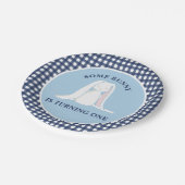 Einige Bunny ist One blue Gingham Birthday Pappteller (Schrägansicht)