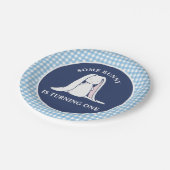 Einige Bunny ist One blue Gingham Birthday Pappteller (Schrägansicht)
