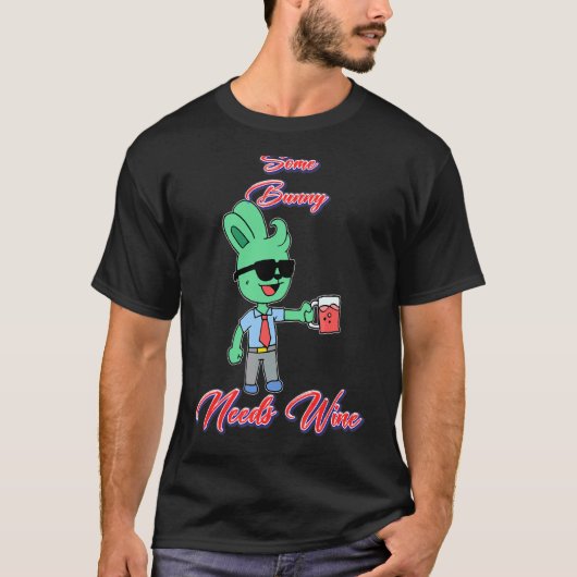 Einige Bunny Needs Wine Spaß T-Shirt (Vorderseite)