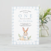 Einige Bunny Pastel Spring Blue Gingham 1. Geburts Einladung (Stehend Vorderseite)