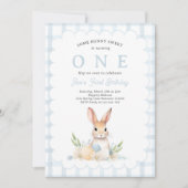 Einige Bunny Pastel Spring Blue Gingham 1. Geburts Einladung (Vorderseite)