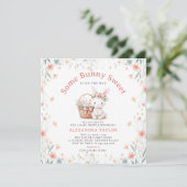 Einige Bunny Sweet Wildblumen Picnic Baby Dusche Einladung (Stehend Vorderseite)
