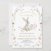Einige Bunny Wildblume Baby Shower Gender-Bericht Einladung (Vorderseite)