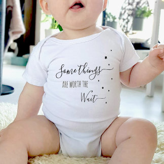 Einige Dinge sind das Warten wert Baby Strampler