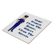 Einige Frauen säubern Polizei-Offizier-Spaß Fliese (Seite)