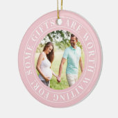 Einige Geschenke pink erwarten Baby Maternity Foto Keramik Ornament (Links)