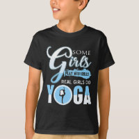 Einige Girls spielen mit Puppen Real Girls do Yoga