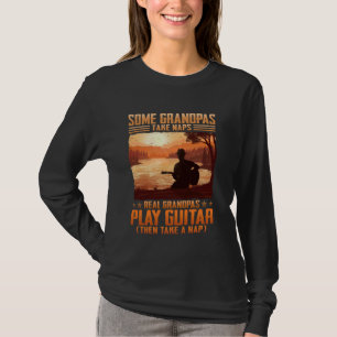 Einige Grandpas Nickerchen spielen Gitarre T-Shirt