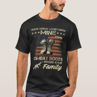 Einige Helden tragen Capes Mine Wear Combat Boots  T-Shirt