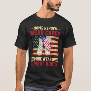 Einige Helden tragen Kaps-Kampfstiefel T-Shirt