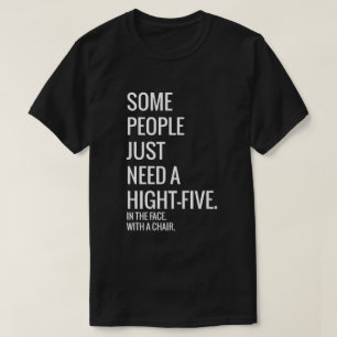Einige Leute benötigen gerade ein hohes-fünf im T-Shirt