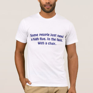 Einige Leute benötigen gerade hohen fünf. Im T-Shirt