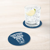 Einige Leute gehören einfach nicht dazu | Caddysha Runder Pappuntersetzer (Vor Ort)