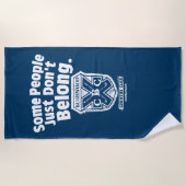 Einige Leute gehören einfach nicht dazu | Caddysha Strandtuch (Vorderseite)