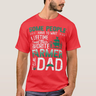 Einige Leute müssen warten, um ihren Lieblingsfieb T-Shirt