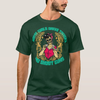 Einige Mädchen fahren Lastwagen und schießen Geweh T-Shirt