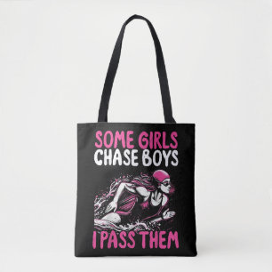Einige Mädchen jagen Jungen, denen ich hinterherla Tasche