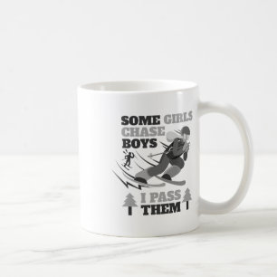 Einige Mädchen jagen Jungen Ich P Sie Lustige Skir Kaffeetasse