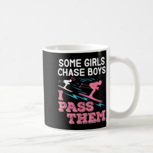 Einige Mädchen jagen Jungen vorbei Ski Skifahrerin Kaffeetasse