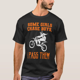 Einige Mädchen jagen Jungs, die ich ihnen schmeiße T-Shirt