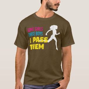 Einige Mädchen jagen Jungs, die ich überlasse sie T-Shirt