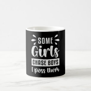 Einige Mädchen jagen Jungs, die ich vorbei schwimm Kaffeetasse