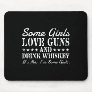 Einige Mädchen Liebe Gewehre trinken Whiskey sein Mousepad