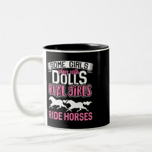 Einige Mädchen spielen mit Puppen Real Girls Reite Zweifarbige Tasse