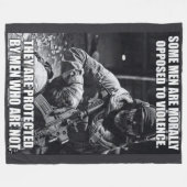 EINIGE MÄNNER SIND GEGENÜBER DER GEWALT FLEECEDECKE (Vorderseite (Horizontal))