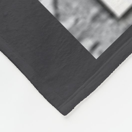 EINIGE MÄNNER SIND GEGENÜBER DER GEWALT FLEECEDECKE (Ecke)