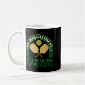 Einige Omas machen ein Nickerchen, richtige Omas s Kaffeetasse (Links)