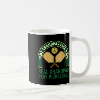 Einige Omas machen ein Nickerchen, richtige Omas s Kaffeetasse