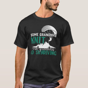 Einige Omas stricken, echte Omas gehen Springen T-Shirt