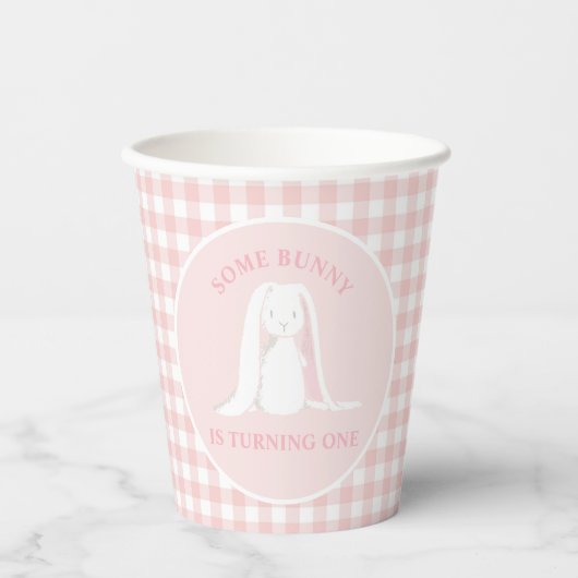 Einige Sonne ist One Pink Gingham Birthday Pappbecher (Vorderseite)