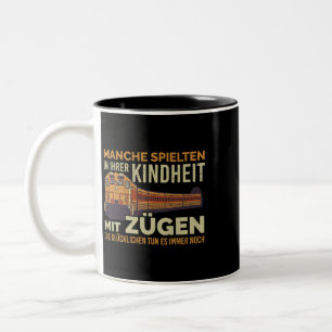 Einige spielten in ihrer Kindheit mit einem Zugfüh Zweifarbige Tasse