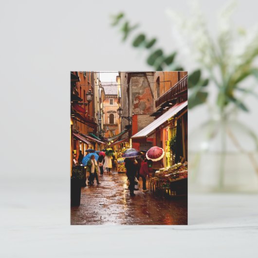 Einkäufe im Regen Postkarte (Stehend Vorderseite)