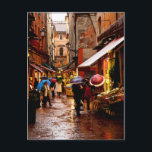 Einkäufe im Regen Postkarte<br><div class="desc">Im Außenmarkt von Bologna,  Italien,  nutzen die Käufer farbenfrohe Sonnenschirme,  um die angebotenen Produkte zu durchstöbern. Diese Postkarte ist vollständig anpassbar.</div>