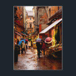 Einkäufe im Regen Postkarte<br><div class="desc">Im Außenmarkt von Bologna,  Italien,  nutzen die Käufer farbenfrohe Sonnenschirme,  um die angebotenen Produkte zu durchstöbern. Diese Postkarte ist vollständig anpassbar.</div>